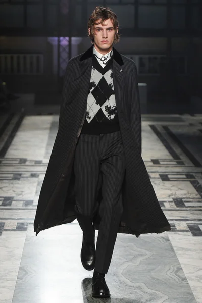 Look 10